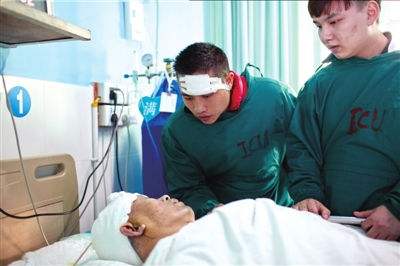 11月16日，王冬（頭部包裹紗布者）在照顧李大爺