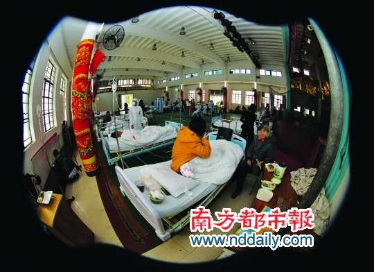 病人被轉(zhuǎn)移到該院的工會大禮堂。通訊員 符曉亮 攝