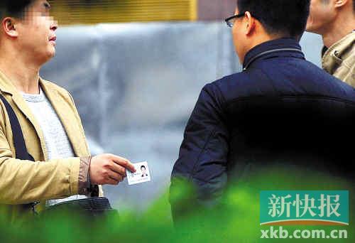 在進(jìn)行了近半個(gè)月暗訪調(diào)查中，有證販子告訴記者稱，二代身份證買(mǎi)賣(mài)已形成產(chǎn)業(yè)鏈，不僅貨源穩(wěn)定，生意也是相當(dāng)紅火。■正佳廣場(chǎng)附近，一名男子正向記者兜售二代身份證。