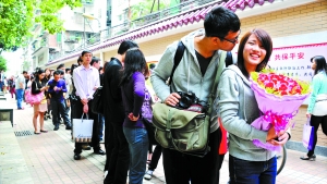 2011年11月11日，越秀區(qū)民政局，登記結(jié)婚的隊(duì)伍排了足有一百米長（資料圖片）。　記者黃澄鋒攝