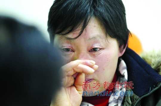 　　聽聞判決結(jié)果，被害人母親楊書會控制不住眼淚。南都記者徐文閣攝