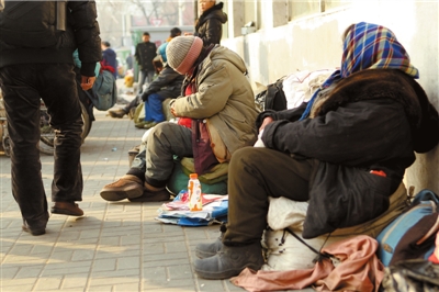 昨天，仍有流浪人員在路邊居留。本報記者譚青攝/視頻