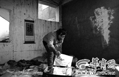 　西安市解放路與東大街十字西北角的一棟待拆遷的樓房中，陳露山整理自己每天看的報紙