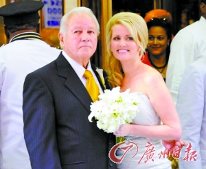 二00一年，埃德文和特里娜舉行婚禮。