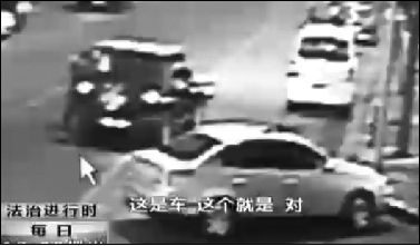 事發(fā)現(xiàn)場監(jiān)控錄像顯示，白圈內(nèi)的被害人老丁，正在牧馬人越野車旁收費。 圖片來自電視截圖