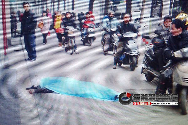 2月4日早上8時30分許，長沙人民中路255號一棟住宅樓露天樓梯6樓頂部，一名三十多歲的中年男子跳下