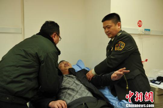 被“黑車”頂跑近5公里的執(zhí)法隊(duì)員周應(yīng)鑄被送至醫(yī)院急救?！￠Z成全　攝