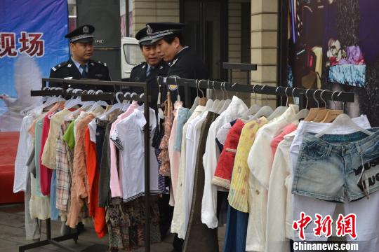 警方展示的部分被盜服裝?！∷瘟⒊z