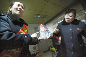 　車站人員在講述當(dāng)時情況，一桶5斤的白酒已被喝掉大半記者周杰攝