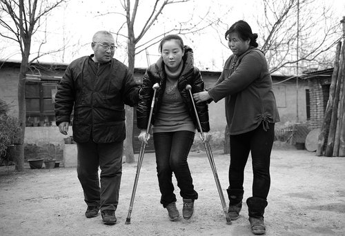 養(yǎng)父母為救重病養(yǎng)女賣(mài)房借錢(qián) 花光所有積蓄(圖) 養(yǎng)父母為救重病養(yǎng)女賣(mài)房借錢(qián) 花光所有積蓄(圖)