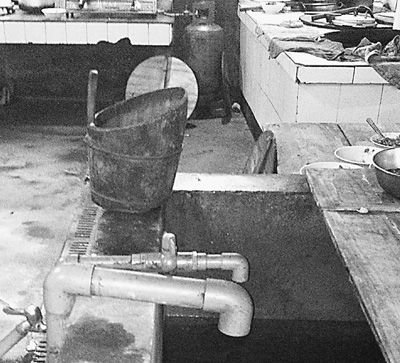 在鎮(zhèn)機關(guān)食堂，洗菜煮飯都用自來水。