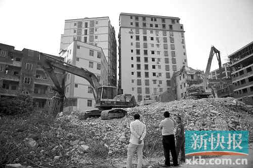 在無數(shù)次專項行動和強拆風暴的背后，是衍生出的各色潛規(guī)則。