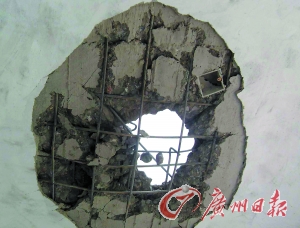 被雷電擊穿的民房。