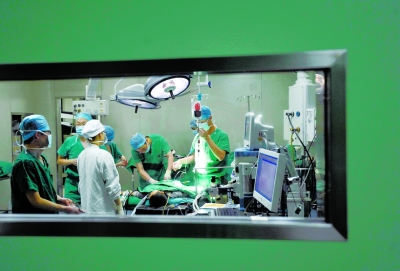 昨晚，醫(yī)生為小進(jìn)進(jìn)做截肢手術(shù)。