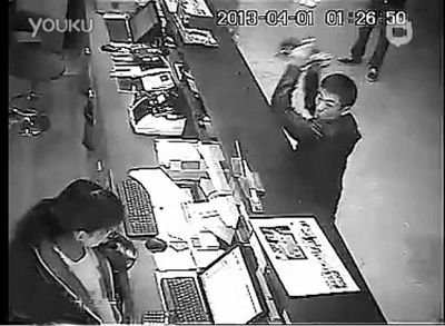 另一同行男子，操起柜臺上的擺件，用力砸向女服務(wù)員面部。