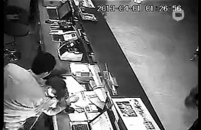 第三名白衣男子沖進柜臺內(nèi)對女服務(wù)員一頓拳打腳踢。