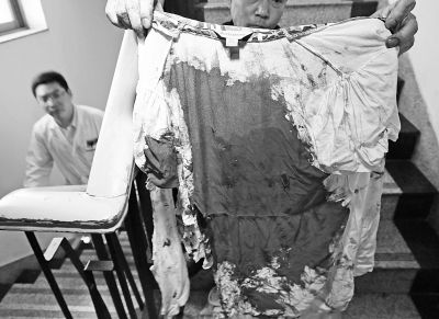 何女士的上衣被血浸透。記者楊濤攝