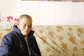 4月15日，劉爹爹的一只眼睛上有明顯的淤青。