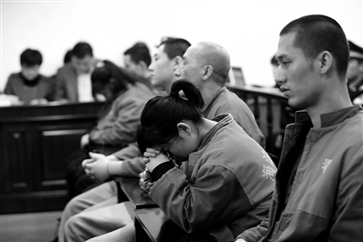 昨日，因涉嫌誘騙男網(wǎng)友進(jìn)行高額消費(fèi)，海淀區(qū)一咖啡廳負(fù)責(zé)人及“吧女”等14人受審。新京報記者 王貴彬 攝