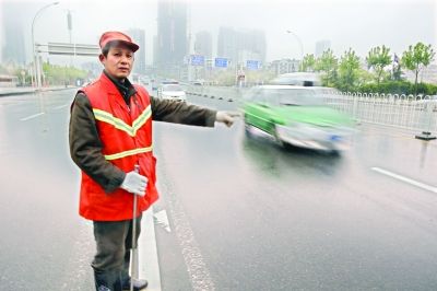 　肖慶旭師傅在事發(fā)地點講述經(jīng)過。記者李銳 攝