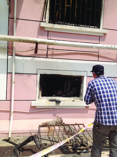 窗戶被燒得面目全非。