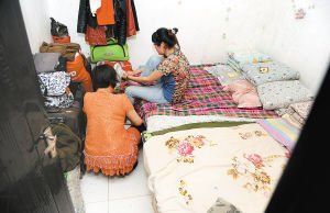 在米家崖一民房內(nèi)，母親蹲在地上幫身陷傳銷的女兒穿鞋，但遭到女兒拒絕