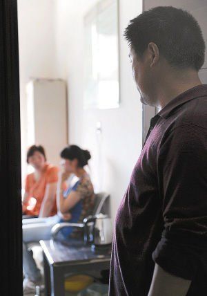 妻子在房內(nèi)勸說女兒時(shí)，楊師傅守在門外