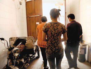 在眾人的勸說下，娟娟跟著爸媽走出了傳銷窩點(diǎn)