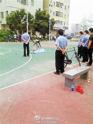 事發(fā)后，警方趕往現(xiàn)場(chǎng)進(jìn)行處理。圖片來源于微博