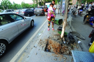 幸虧轎車撞到香樟樹上停了下來,否則后果更嚴(yán)重。