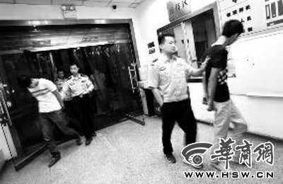 三人搶劫孕婦后，被警方和群眾合力抓獲 王警/攝