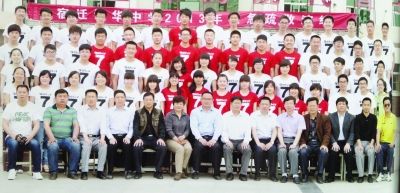 大家來找找，兩幅圖中有13人完全一致，你能找出來嗎？