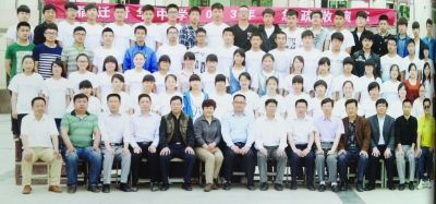 個(gè)不同班級的畢業(yè)照，前排除了最左邊一位老師外，完全一致。