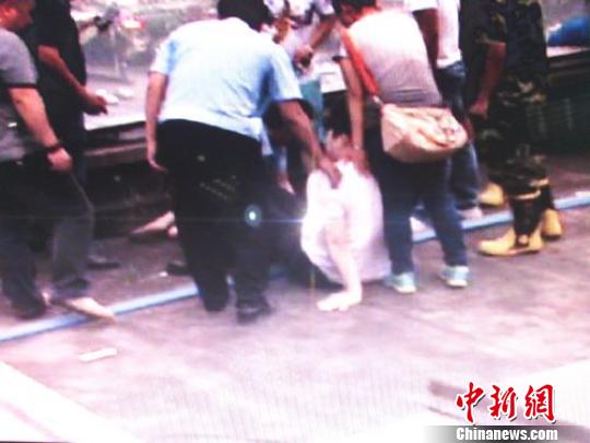 宗德宇緩緩靠近跳樓女子?！O程　攝