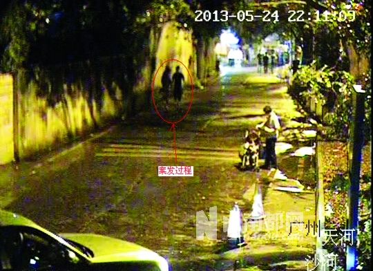 監(jiān)控視頻中（紅圈處），男子尾隨女學(xué)生試圖進(jìn)行猥褻。通訊員供圖