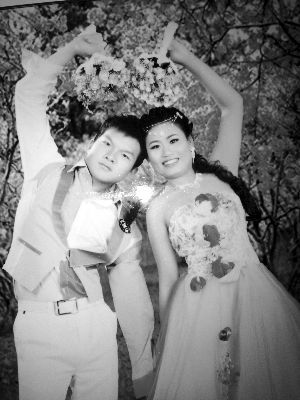 結(jié)婚照中的阿妮笑容燦爛，現(xiàn)實中，這對“跨國速成夫妻”還處在并不愉快的磨合過程中 本版均為資料圖片