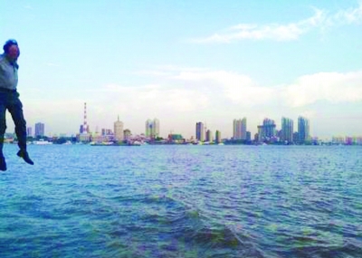 前晚，一名男子從輪渡上縱身墜入江中。@風(fēng)箏鍋發(fā)布