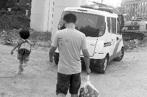 昨天，小豆被民警帶走，轉(zhuǎn)移到別處居住現(xiàn)代快報記者辛一攝