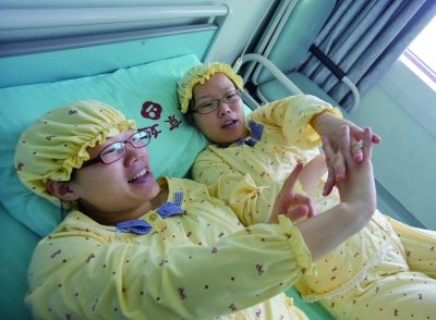 生完寶寶后姐妹倆在床上聊天。