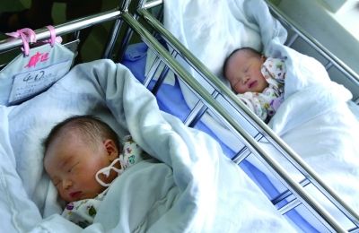 同一天出生的兩個(gè)寶寶，長的也很像。（左為男弟弟，右為女姐姐）