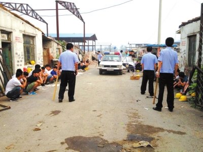 民警繳獲木棍。 讀者供圖