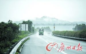 　當(dāng)天事故發(fā)生的現(xiàn)場處于一個(gè)彎道，很多司機(jī)反映說來不及減速。