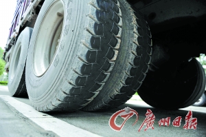 涉嫌碾過尸體的大貨車。