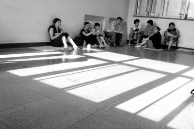 女童的家屬在醫(yī)院走廊中等待。京華時報記者趙思衡攝