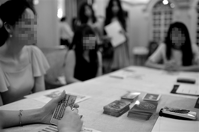 6月30日，中國(guó)企業(yè)家單身俱樂(lè)部在北京舉行富豪相親海選活動(dòng)，“考官”通過(guò)玩塔羅牌考察面試者的心理狀態(tài)。新京報(bào)記者 吳江 攝