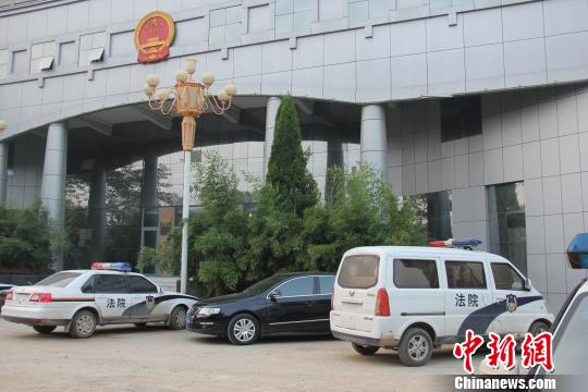 泊頭市人民法院院內(nèi)仍停有無(wú)牌制式警車(chē)，涉事人員與記者沖突地點(diǎn)僅距法院不足50米。穆玉良 攝