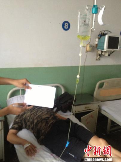　被毆打記者正在當(dāng)?shù)蒯t(yī)院接受治療，診斷顯示為腹股溝軟組織挫傷。穆玉良 攝