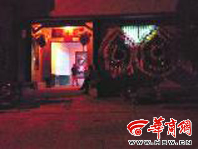 昨晚8時許，老人的大兒子的家正在辦喪事，屋外擺放著花圈 本報記者張超攝