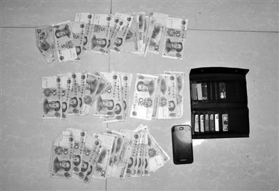 警方從搶劫嫌疑人處起獲的贓款和發(fā)令槍、子彈。警方供圖