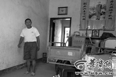 8月16日，在家中接受監(jiān)外執(zhí)行4年刑期的汪衛(wèi)國(guó)（化名）剛剛送走家訪的法官。